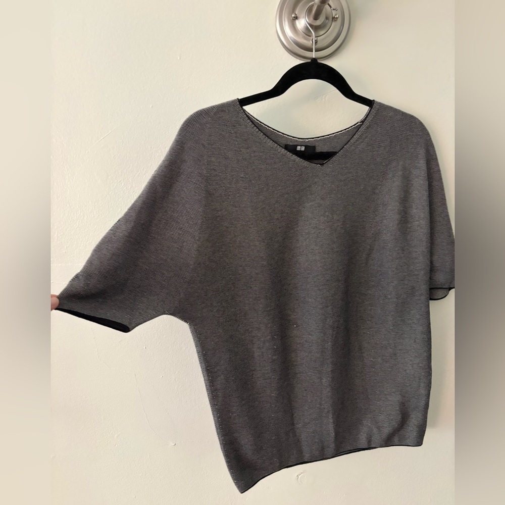Uniqlo Charcoal V-Neck Seamless Knit Top